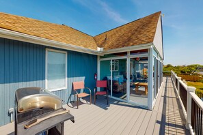 Outdoor dining - Wonderful home on the bay with private dock and pool, WiFi, washer/dryer (Virginia Beach)