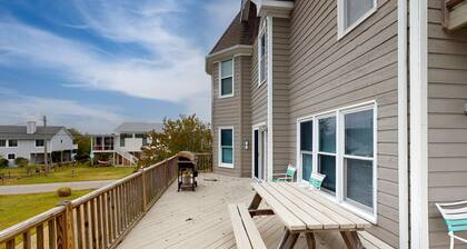 Dog-friendly home w/private pool, washer/dryer, central AC, patio, & deck