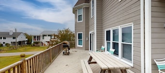 Dog-friendly home w/private pool, washer/dryer, central AC, patio, & deck