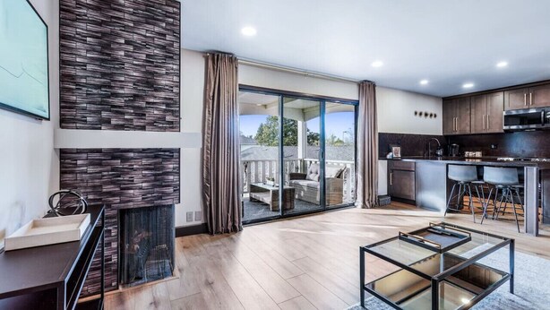 Una cocina moderna con comedor, chimenea y vistas al exterior.