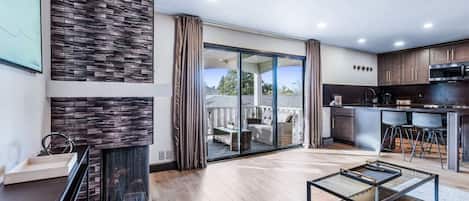 Een televisie en een open haard