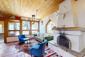 Televisión, chimenea, libros y estéreo