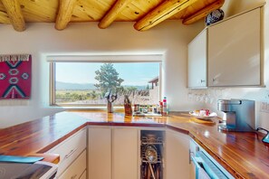 Fridge, microwave, oven, stovetop - Gated mountain-view gem with tennis, labyrinth, rooftop bar, private hot tub (Taos)