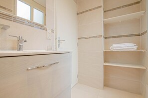 Shower, hair dryer, towels - Apples and Strawberries - TROYES (TROYES)