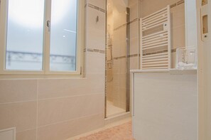 Douche, sèche-cheveux, serviettes fournies