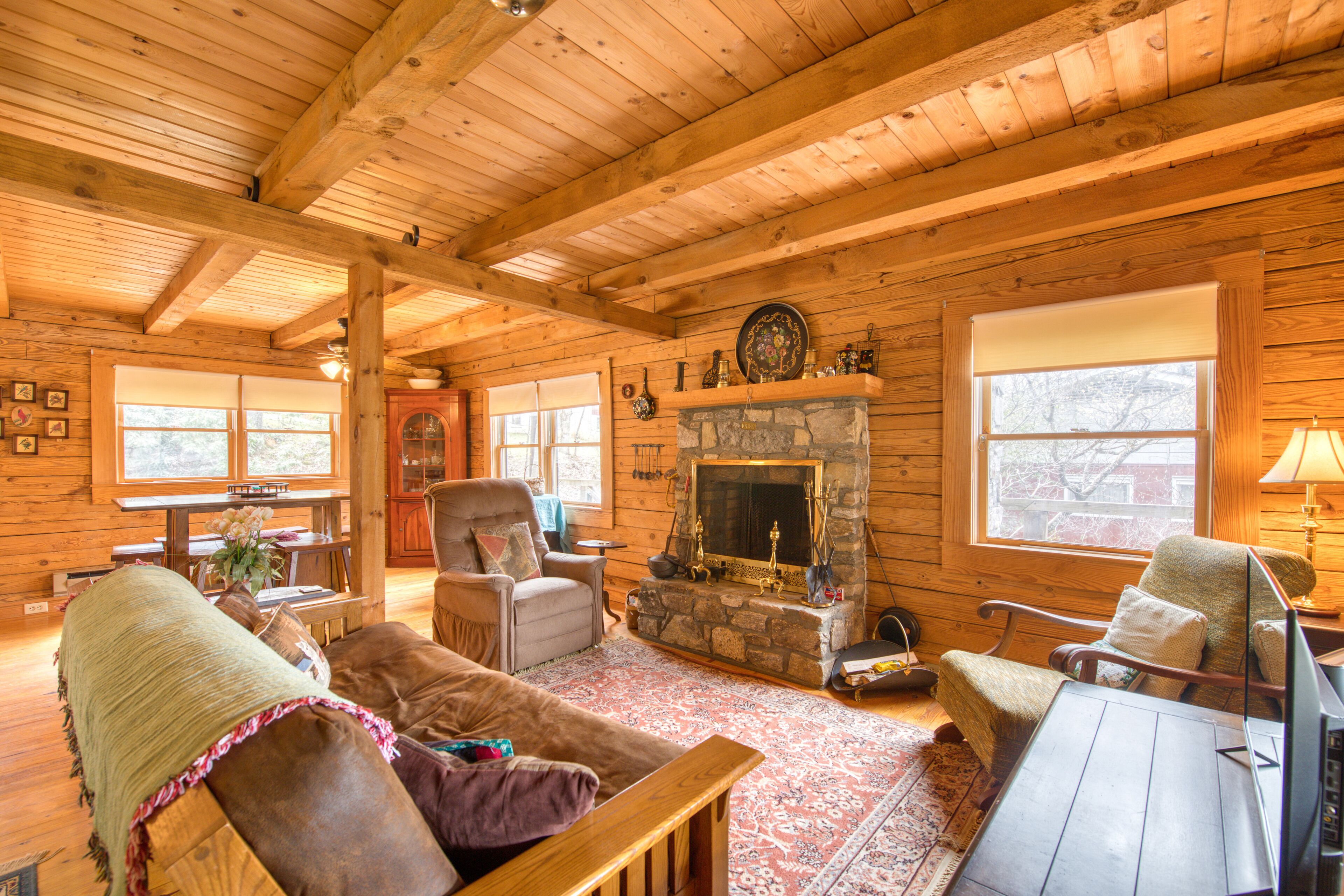 Rustic cabin with deck, fireplace, shared pool access, and free wifi