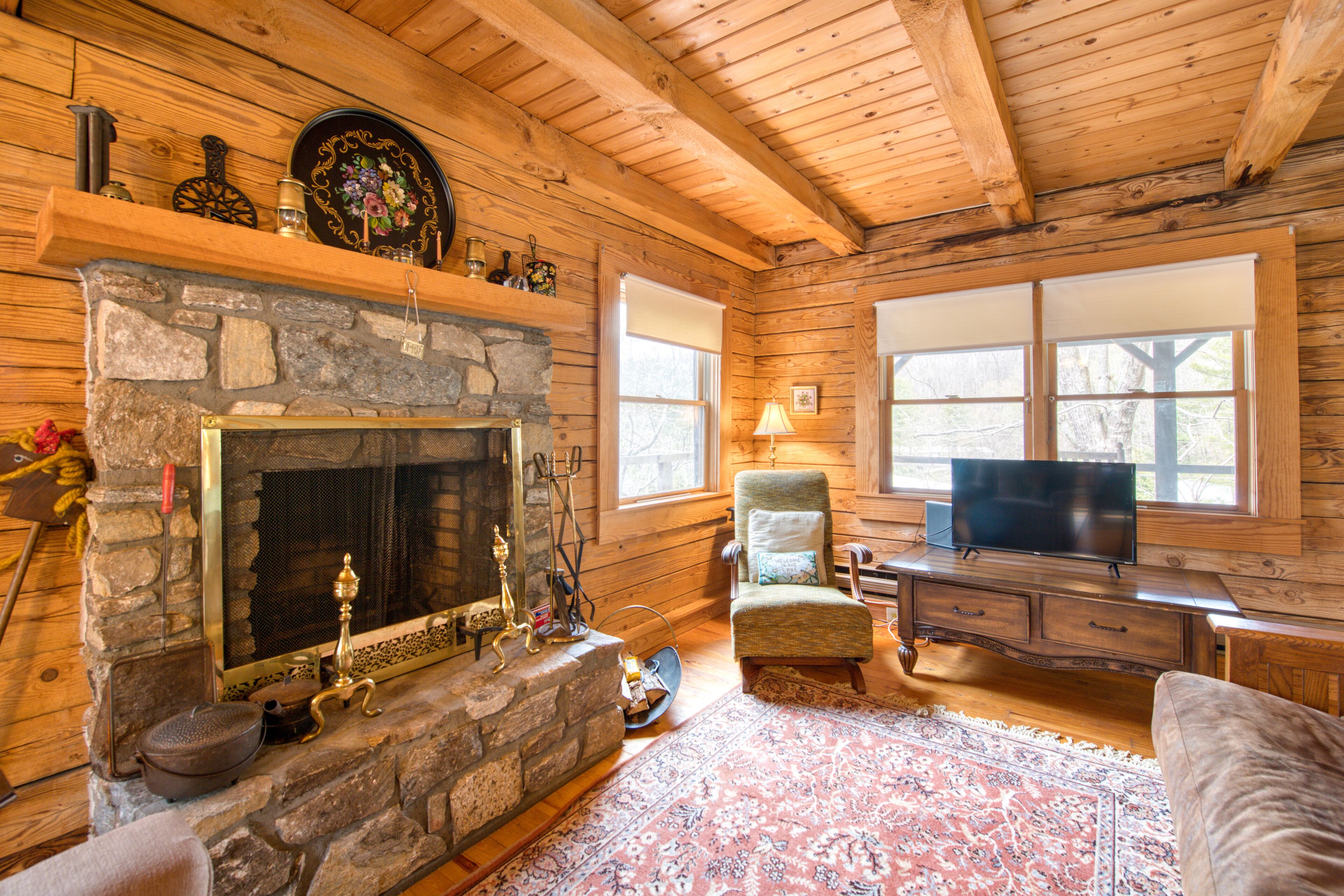 Rustic cabin with deck, fireplace, shared pool access, and free wifi