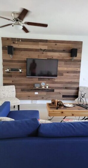 Smart-TV, Bücher, Musikbibliothek, Videothek