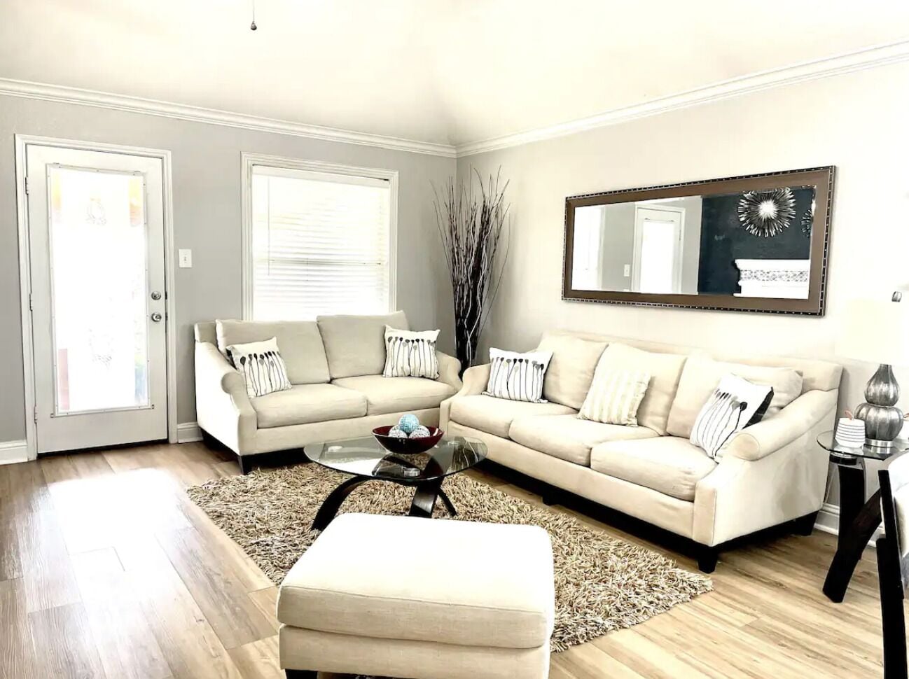 Spacious, modern and comfy 4 bedroom home!