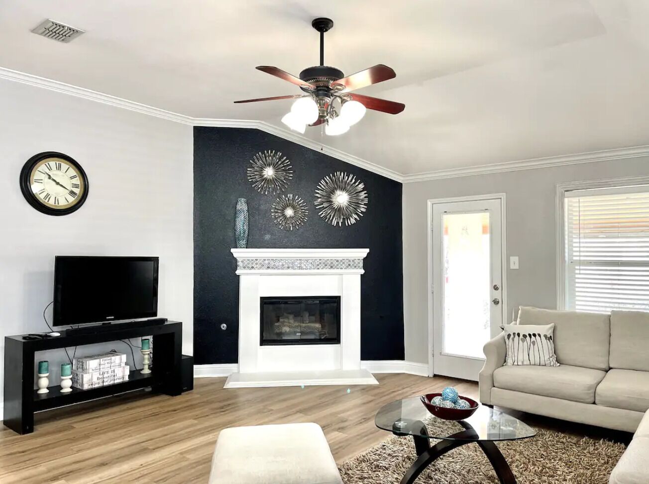 Spacious, modern and comfy 4 bedroom home!