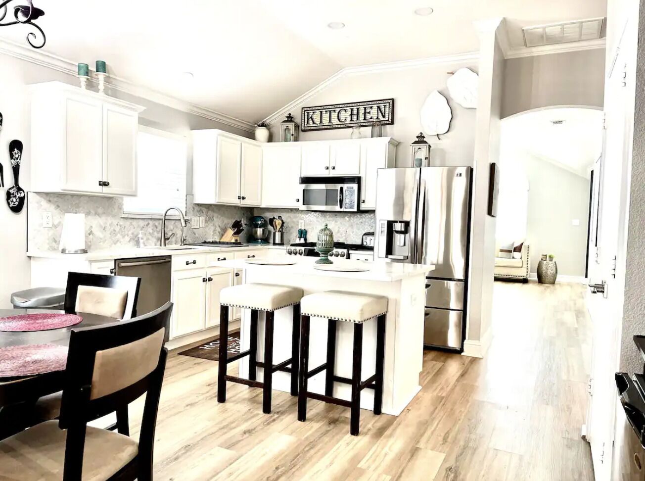 Spacious, modern and comfy 4 bedroom home!