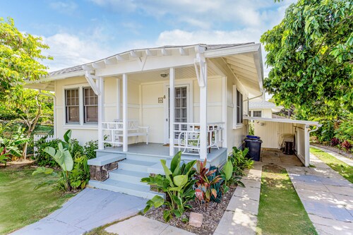 Two Hawaiian cottages with Diamond Head views - walk to Waikiki