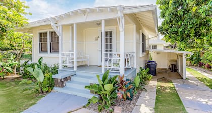 Two Hawaiian cottages with Diamond Head views - walk to Waikiki