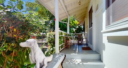 Two Hawaiian cottages with Diamond Head views - walk to Waikiki