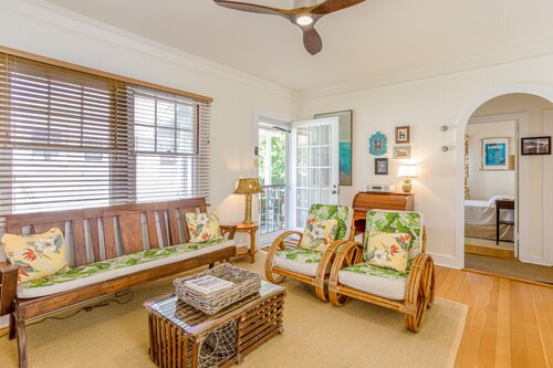 Two Hawaiian cottages with Diamond Head views - walk to Waikiki