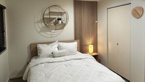 A bedroom with a bed, a bedside lamp, a wardrobe, and a wall-mounted circular shelf. - Cozy Freshly remodeled 1B/1B Retreat close to Main (Park City)