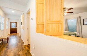 2 多间卧室、客房内保险箱、办公桌、熨斗/熨衣板