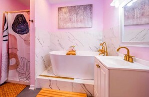 Badewanne, Haartrockner, Handtücher, Seife