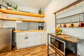 冰箱、微波炉、茶具/咖啡用具、电热水壶