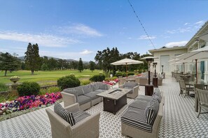 Outdoor dining - Luxe 1BR Condo Par Excellence at Silverado Resort (Napa)