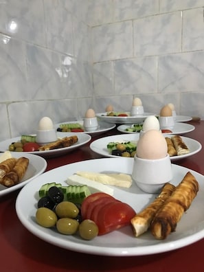 Tägliches inbegriffenes einheimisches Frühstück