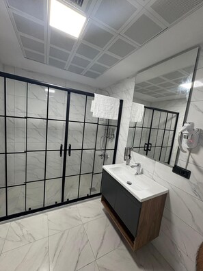 Suihku, sadesuihkupää, kylpytakit, tohvelit