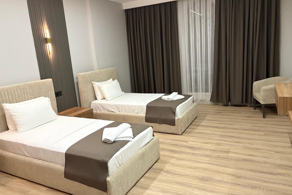 Habitación estándar con 2 camas individuales, vista a la montaña | Sábanas de algodón egipcio, camas Select Comfort y escritorio