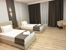 Habitación estándar con 2 camas individuales, vistas a la montaña | Sábanas de algodón egipcio, colchones Select Comfort, escritorio