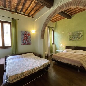 Comfort Room | Living area | 55-inch LED TV with cable channels, TV - B&B Montepulciano (Montepulciano)