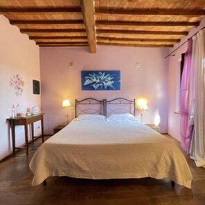 Comfort Room | Peralatan tempat tidur premium, bar mini 