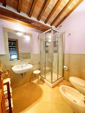 Quarto conforto | Banheiro | Banheira de imersão, secador de cabelo, bidê 