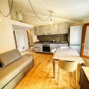 Quarto conforto | Roupas de cama premium, frigobar, individualmente mobiliados