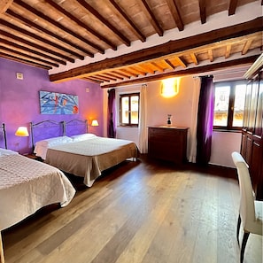 Chambre Confort | Literie de qualité supérieure, minibar, ameublement personnalisé, bureau