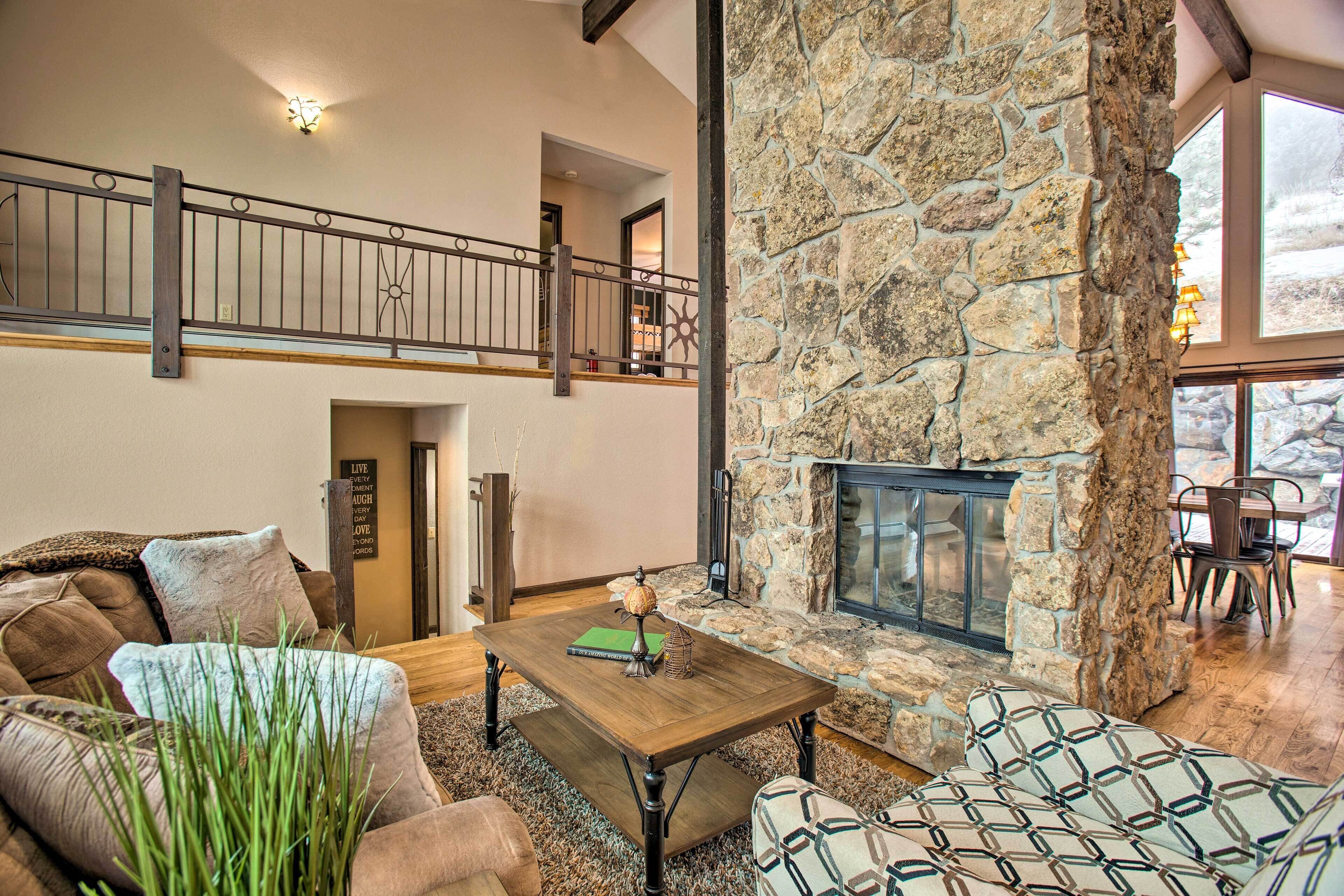 Evergreen Retreat + Hot Tub, Mtn Views & Game Room