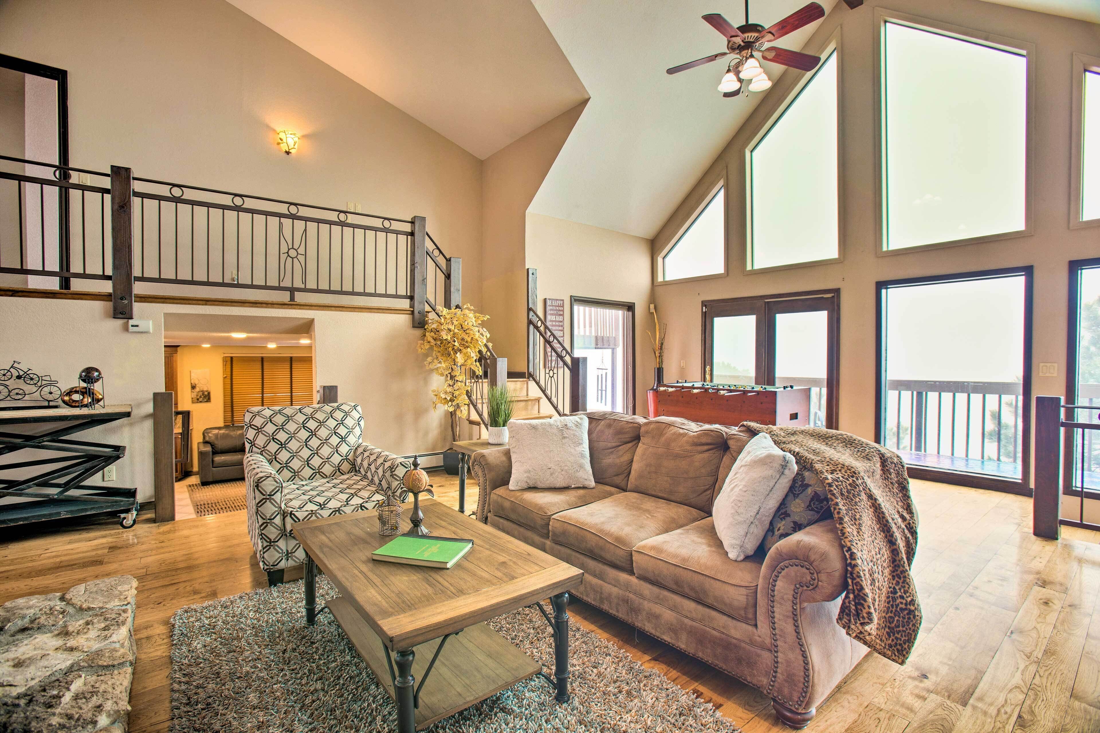 Evergreen Retreat + Hot Tub, Mtn Views & Game Room