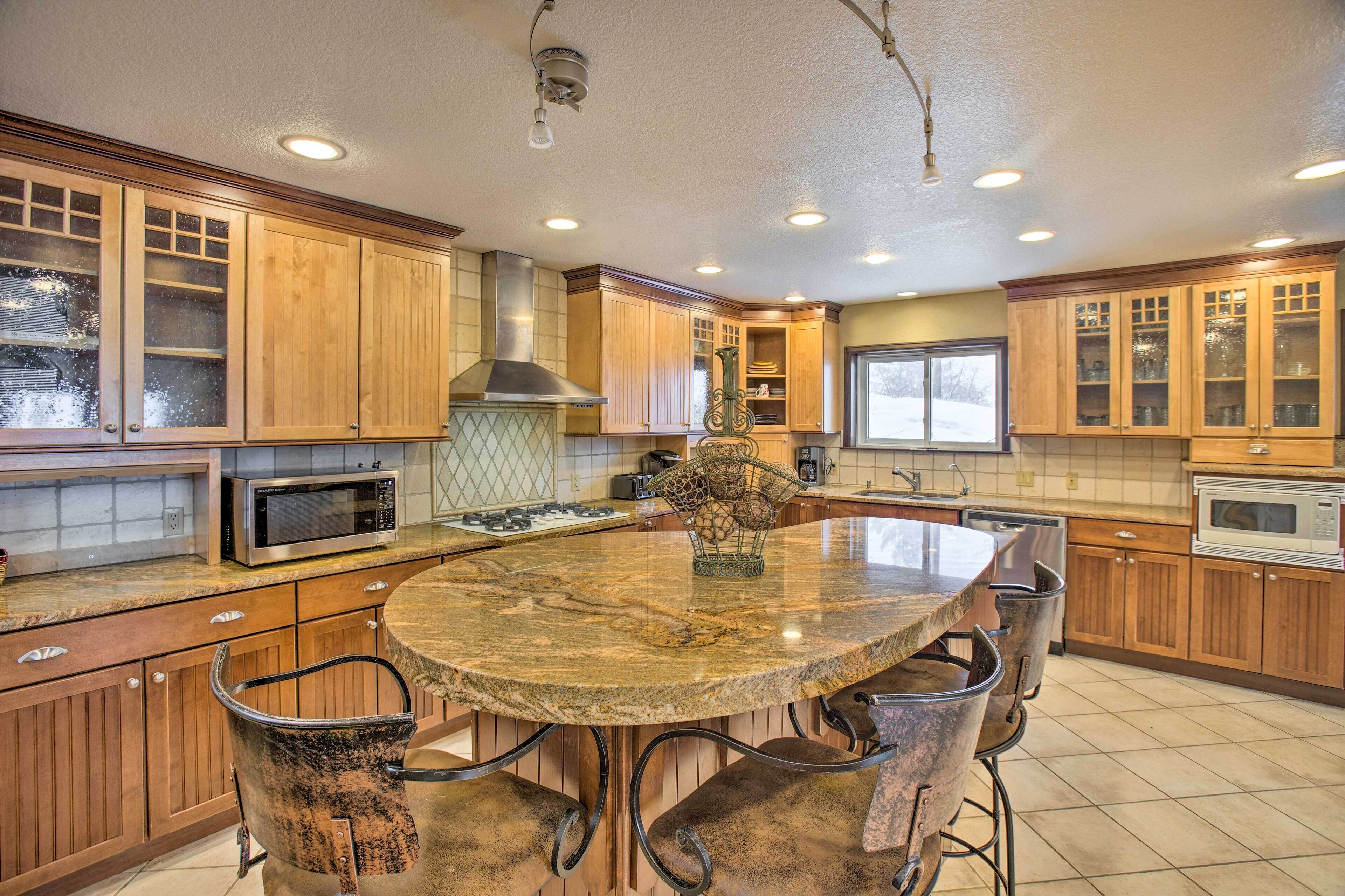 Evergreen Retreat + Hot Tub, Mtn Views & Game Room