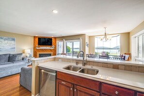 Interior - Sun-Filled Condo w/ Smith Mountain Lake Views (Moneta)