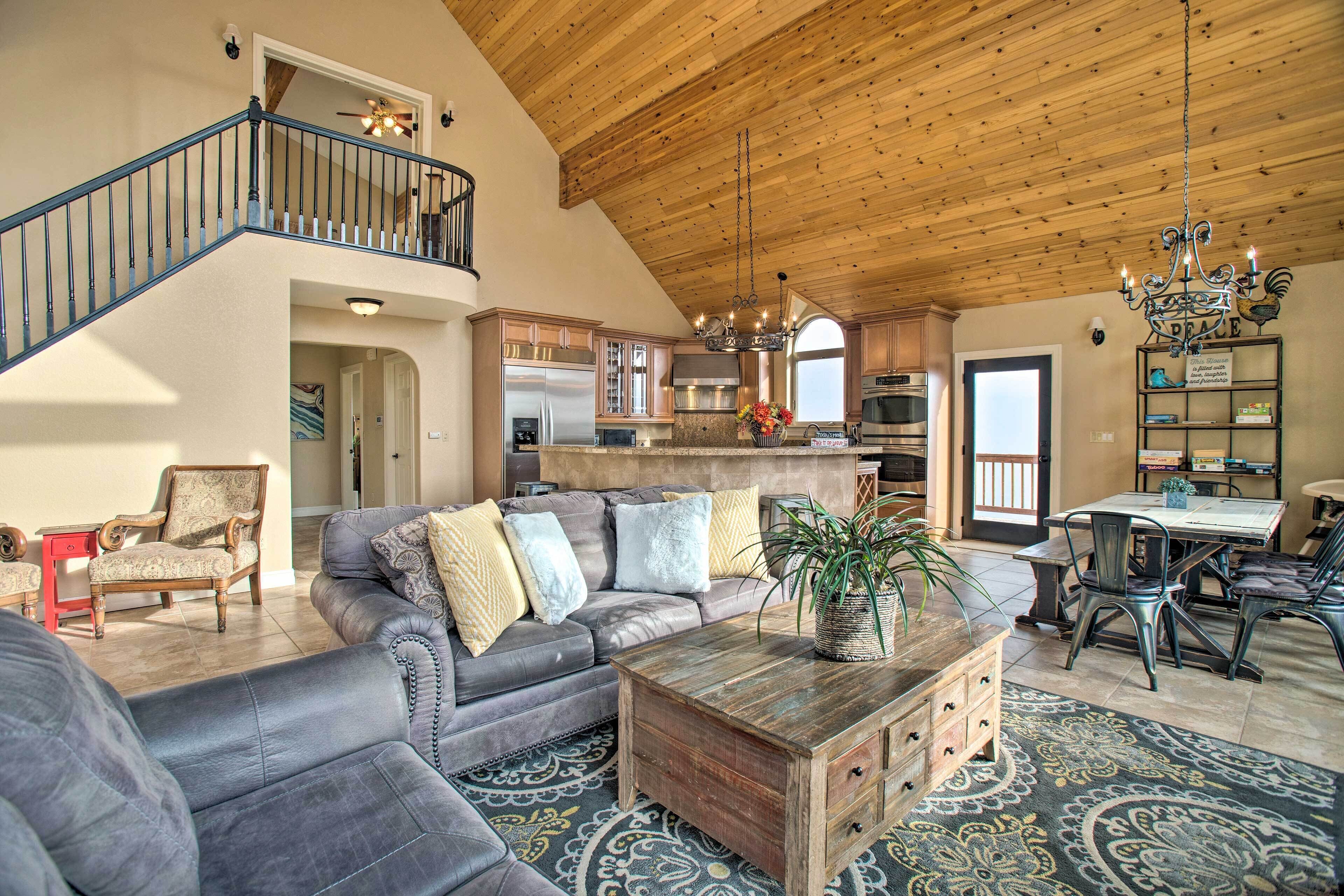 Evergreen Cabin w/ Hot Tub & Panoramic Mtn Views!