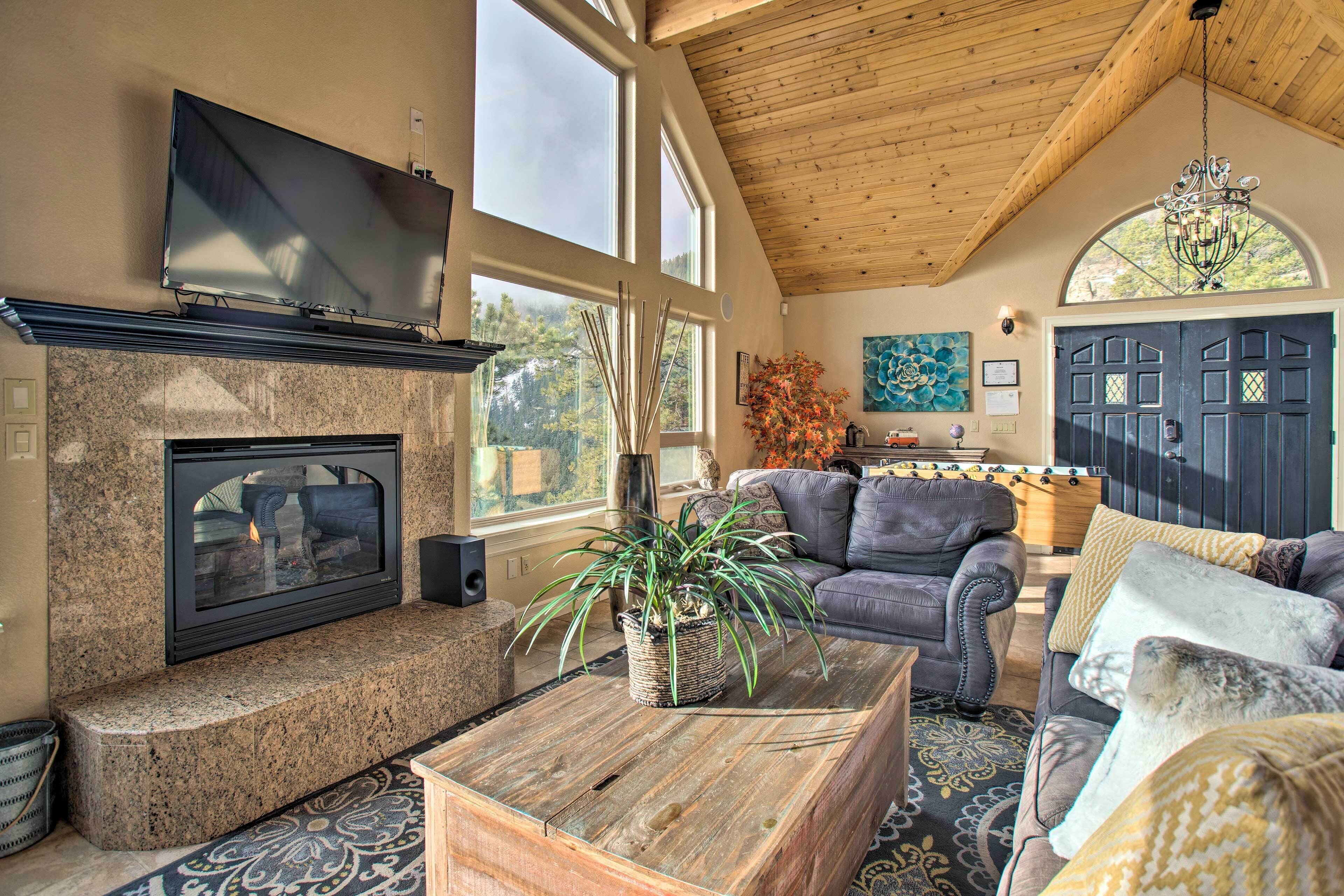Evergreen Cabin w/ Hot Tub & Panoramic Mtn Views!