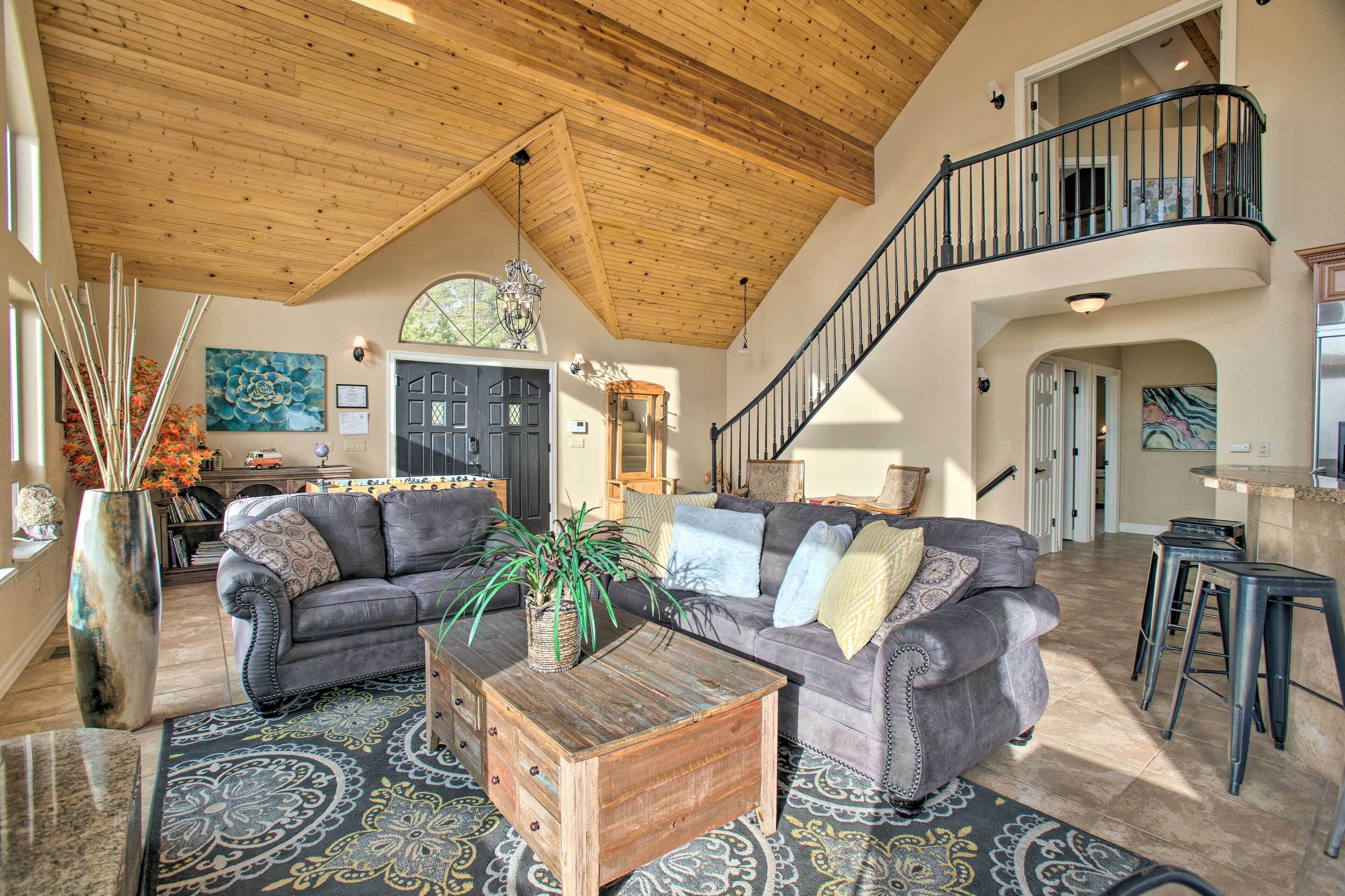 Evergreen Cabin w/ Hot Tub & Panoramic Mtn Views!