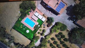 An aerial view of a residential property with a swimming pool, solar panels, and a garden. - VILLA ZAGARA (Tipical luxury Sicilian residence) (Sicilia)