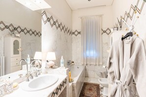 Combined shower/tub, bidet - VILLA ZAGARA (Tipical luxury Sicilian residence) (Sicilia)