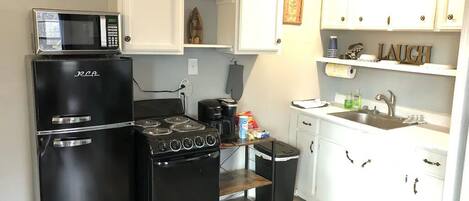 Kühlschrank, Mikrowelle, Ofen, Herdplatte