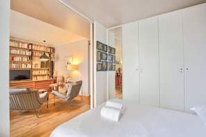 1 bedroom, desk, free WiFi, bed sheets