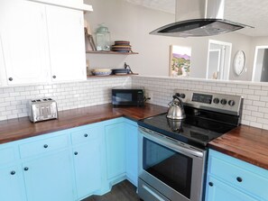 Kylskåp, mikrovågsugn, ugn och spishäll