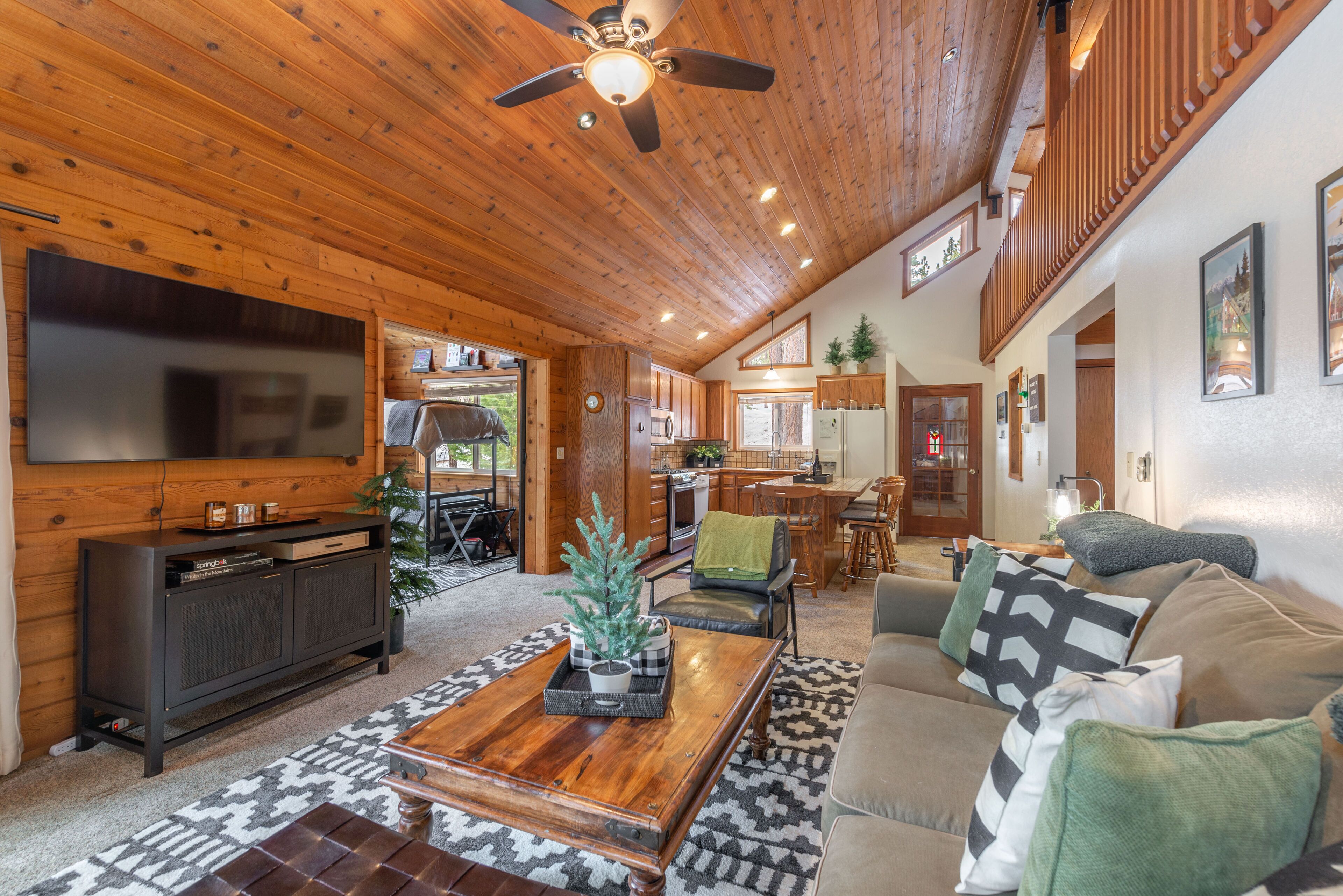 - NEW - Hansel House - Sleeps 14 - Cozy and Cute!