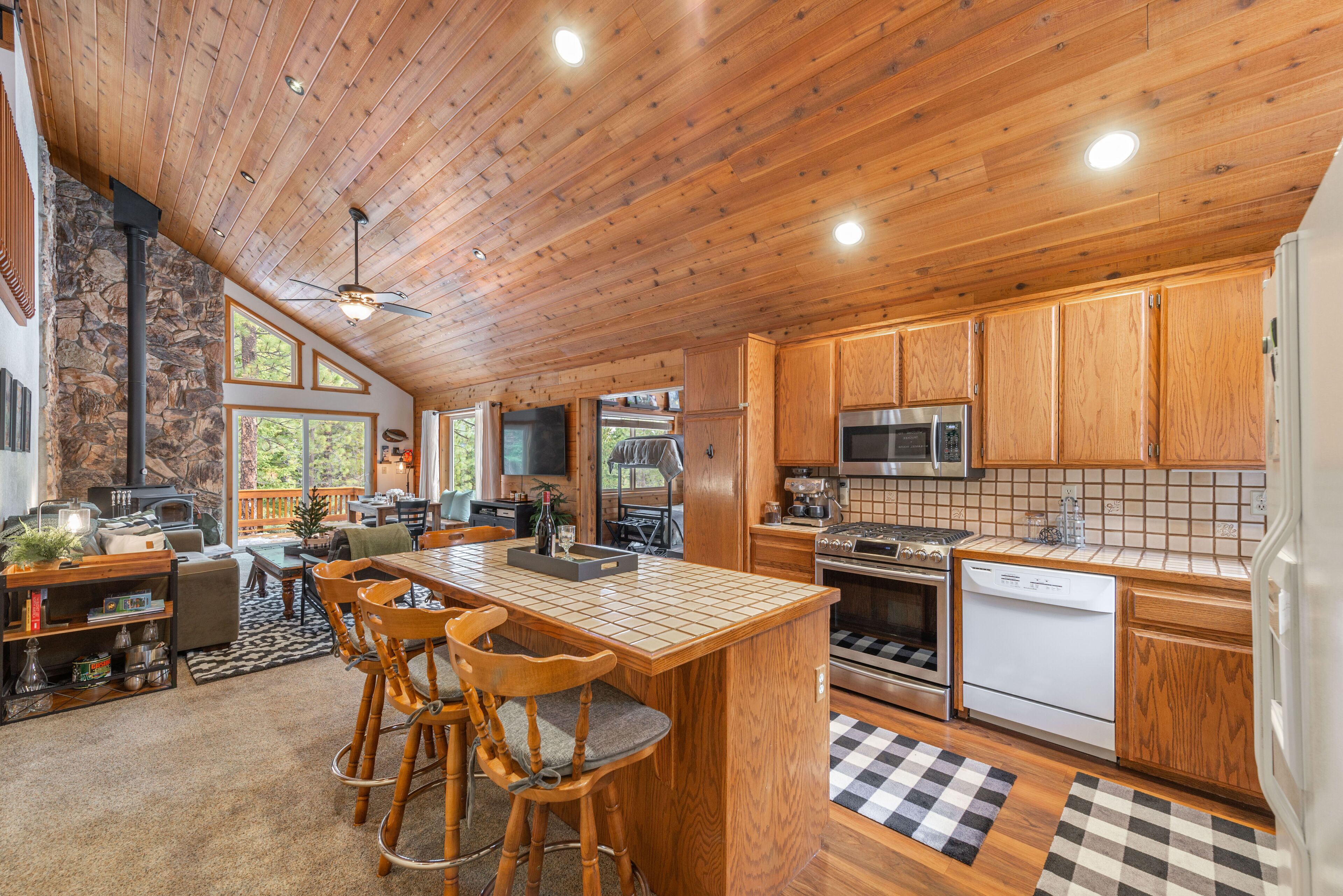 - NEW - Hansel House - Sleeps 14 - Cozy and Cute!