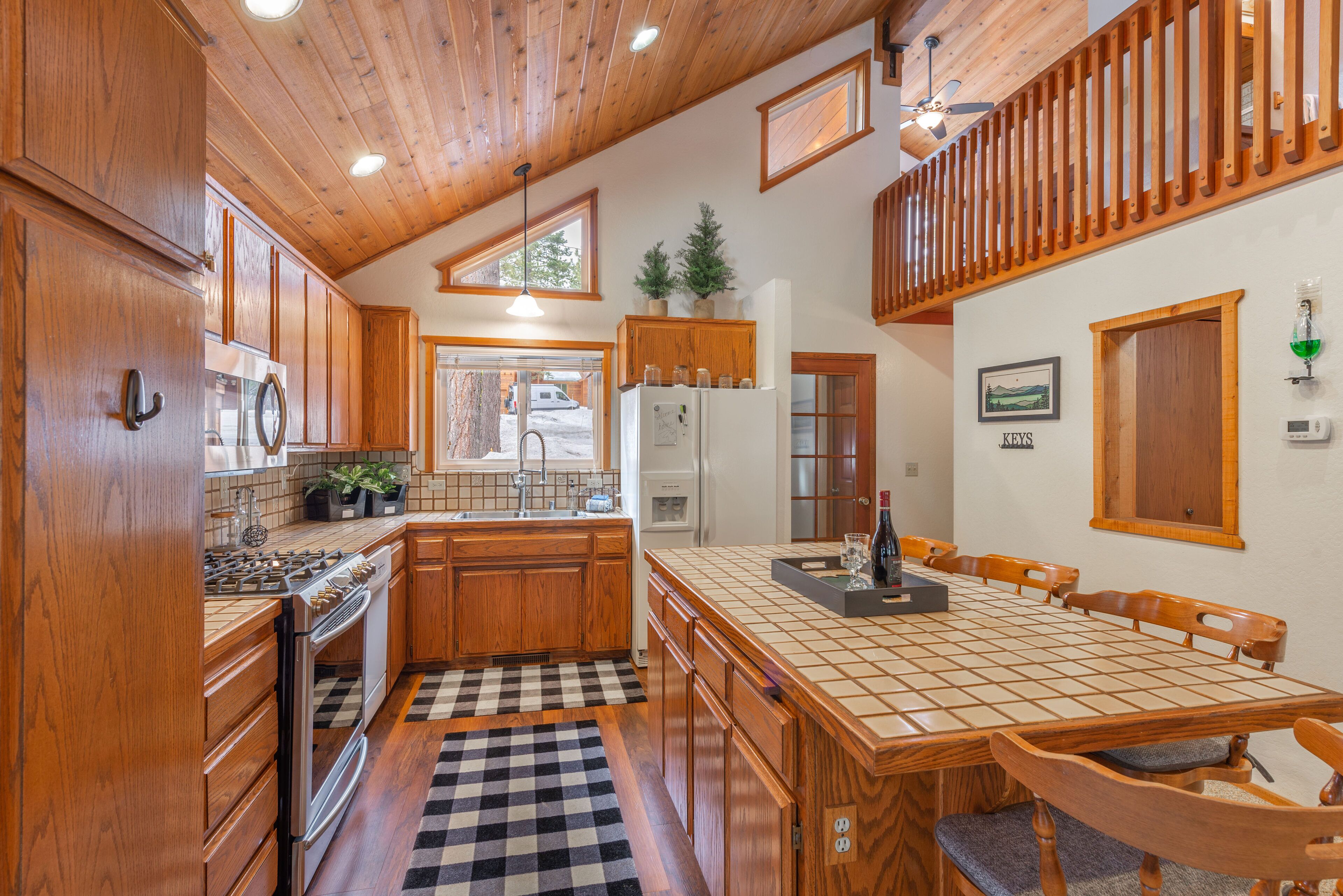 - NEW - Hansel House - Sleeps 14 - Cozy and Cute!