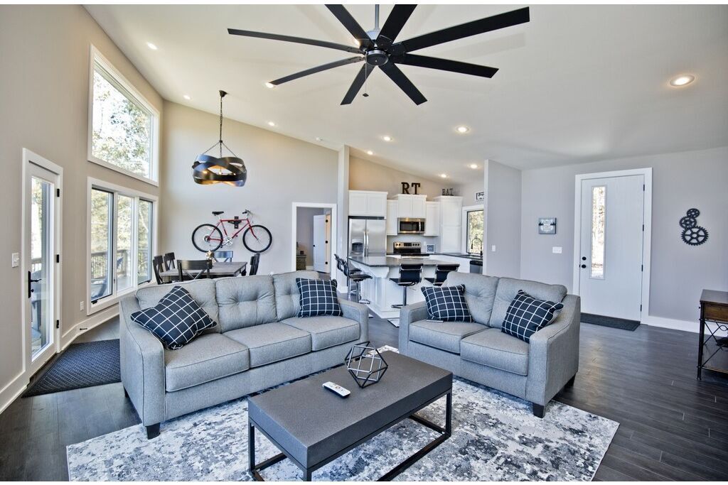 Back 40 ENTRANCE in backyard! 15 minutes to entertainment.