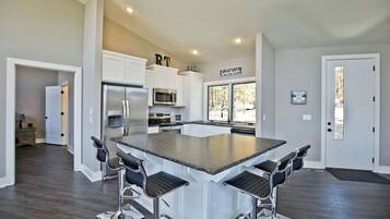 雪櫃、微波爐、焗爐、爐具